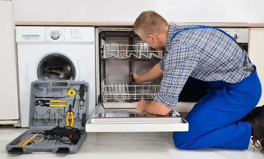 Pursaklar Maytag servisi teknisyen ekibi beyaz eşya tamiri yaparken